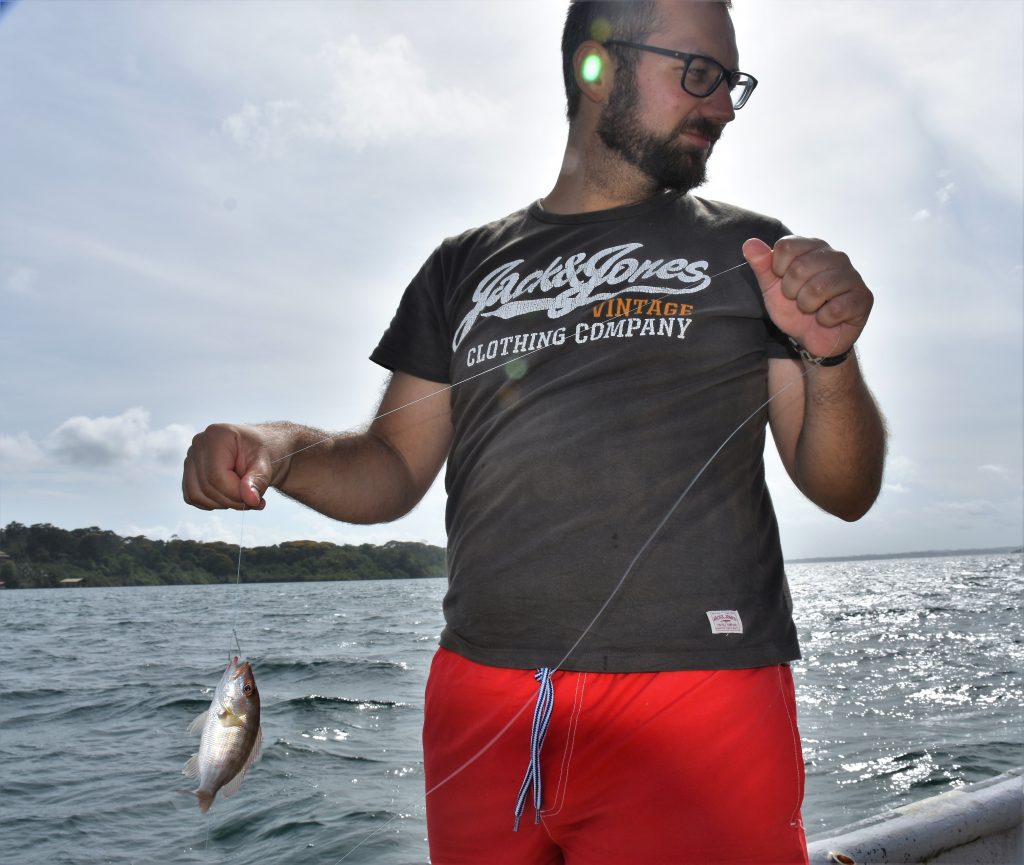 Markus beim Fischen in Bocas del Toro