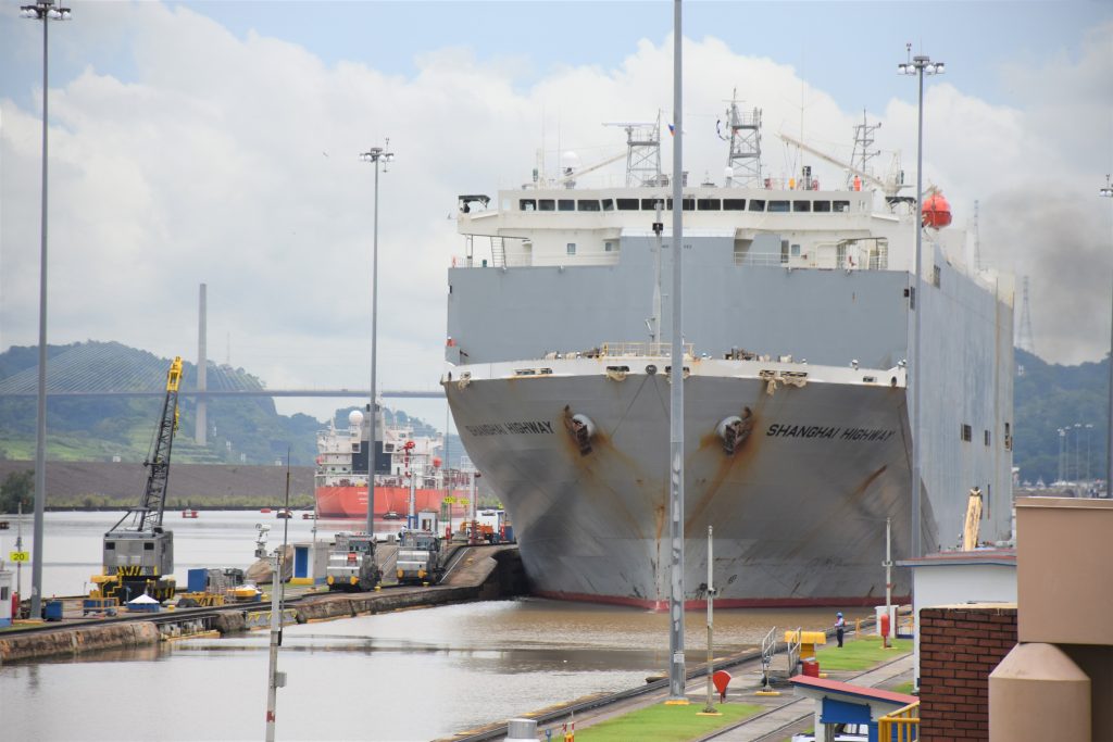 Schiff nähert sich auf dem Panamakanal