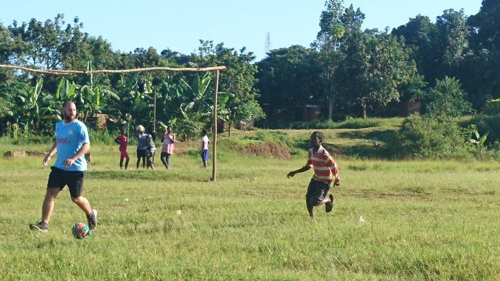 Volunteering in Uganda - Markus hat Ball
