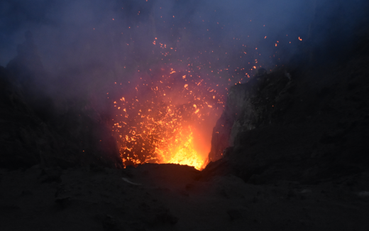 erste Explosion Tanna Vulkan