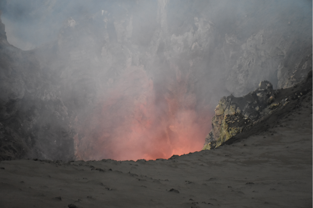 erstes Glühen Vulkan Yasur auf Tanna